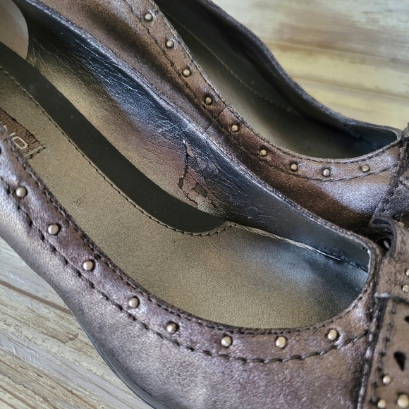 Bandolino Jendrick Leather Stud & Bow Detail Pumps Heels Women’s 7.5 AA Bronze - Picture 7 of 11